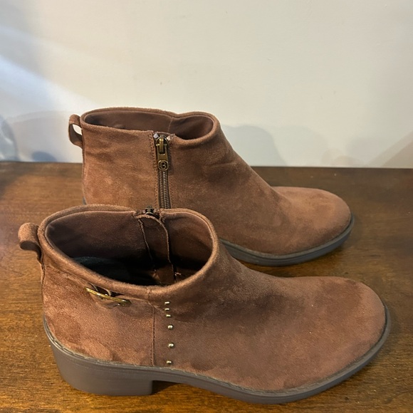 Bzees Women's "Olivia" Mustang Brown Washable Side Zip Booties Size 8.5 Pristine - Picture 2 of 8